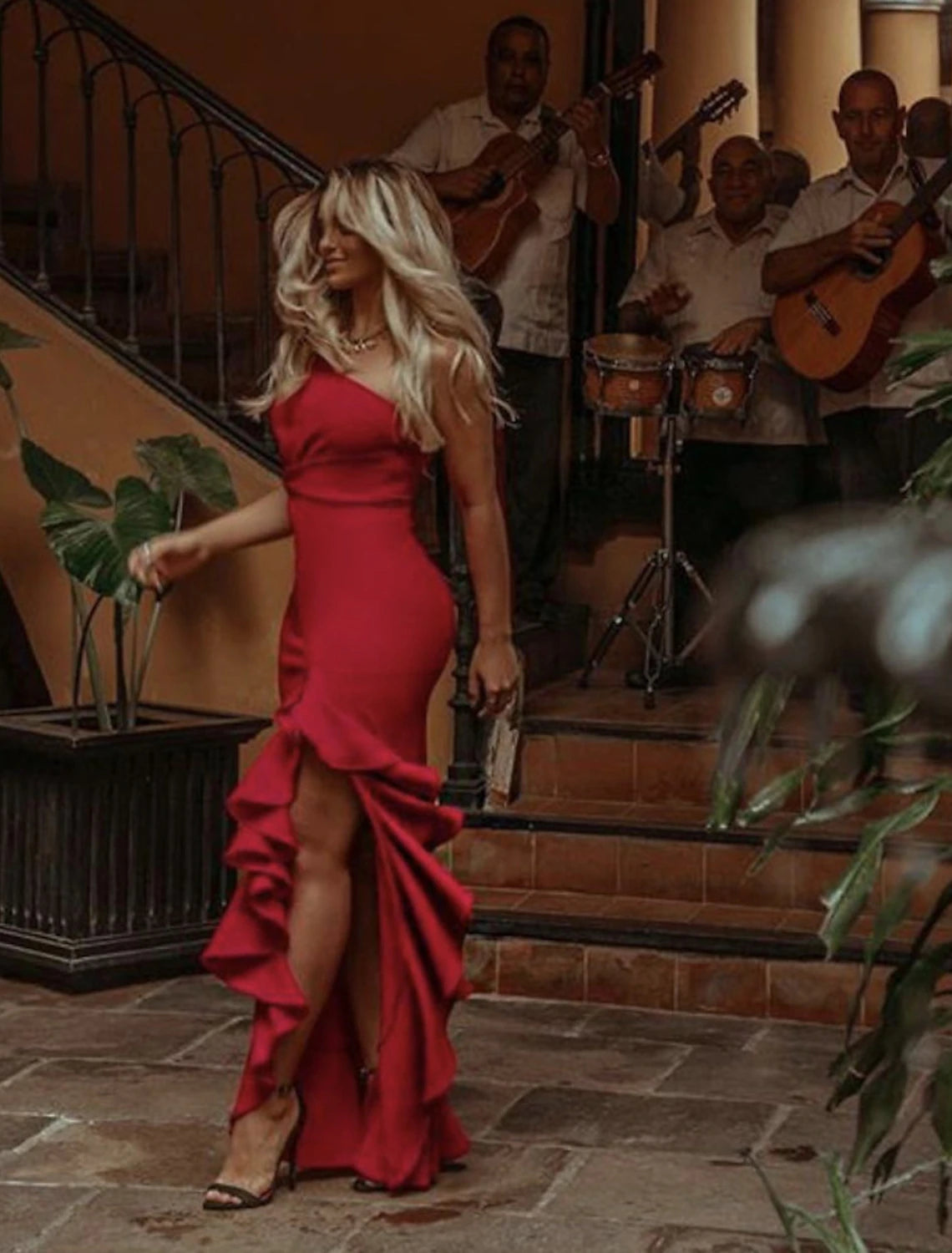 Meerjungfrau/Trompete, elegantes Abschlussballkleid, formelles Abendkleid, Geburtstagskleid, eine Schulter, ärmellos, asymmetrisch, Spitze mit Falten, Applikationen, geteilte Vorderseite